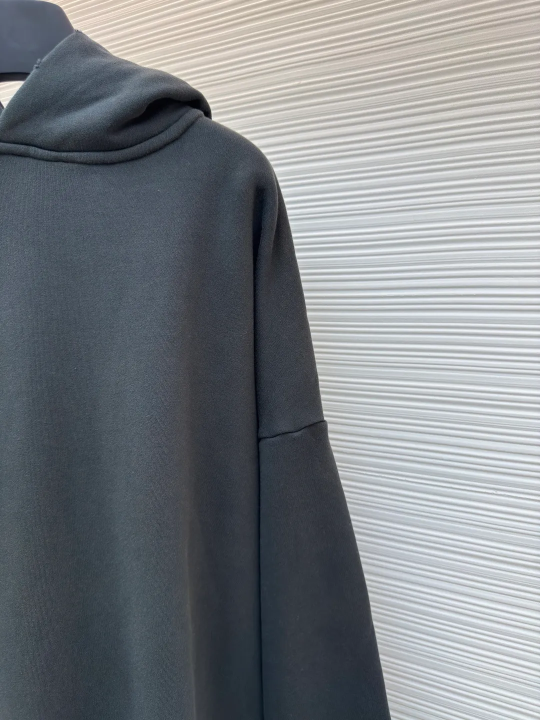 Acne Studios 1996 distressed printed hooded sweatshirt ●Authentic product: purchased and developed by 2179 ●Item number: 1680616-A85 ●Fabric: pure cotton fabric ●Technology: printing production ●Version: loose fit ●Weight: about 980 grams ●Size: S-M-L-XL ●Description: The fabric is made of custom-made pure cotton, washed with distressed and dirty gradient techniques, printed on the back, and the overall wiring is straight and delicate. The fabric is comfortable and soft, with consistent colors and no color difference. It can be matched with the same style to create a fashionable look and control various occasions. Customized accessories, complete with three standards, same style for men and women!